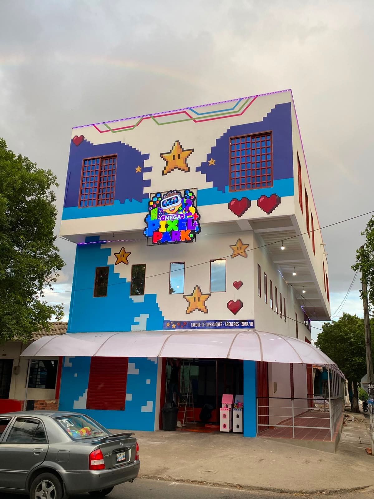 Fachada pixel art de Megapixel Park en Cúcuta