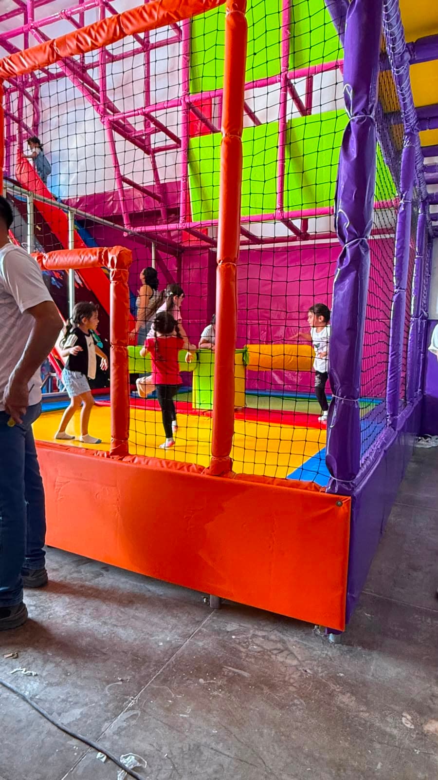 Niños jugando en la zona de playground de Megapixel Park